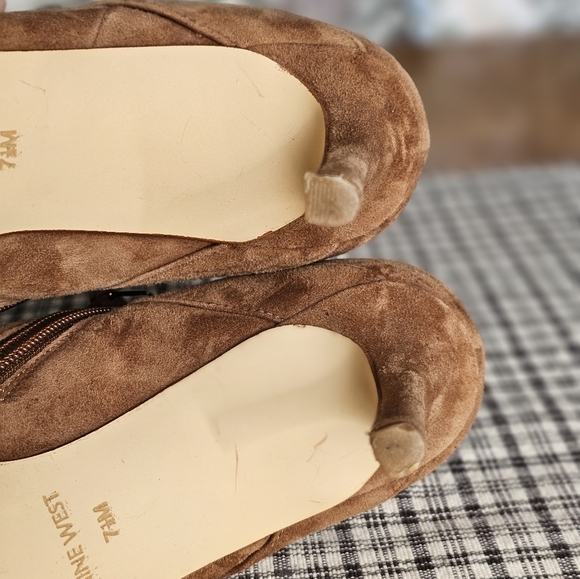 Nine West tan suede heeled ankle booty. Woman's size 7.5. - Picture 11 of 12